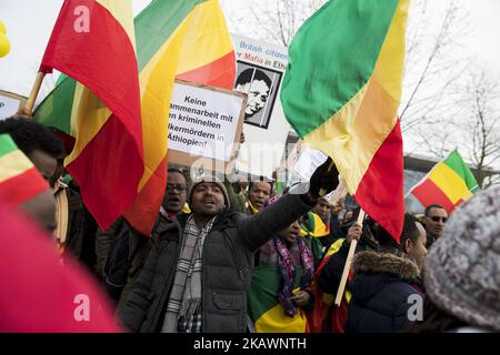 Äthiopische Expats protestieren am 22. Februar 2018 vor dem Bundeskanzleramt in Berlin gegen ihre Regierung. Die Demonstranten demonstrieren gegen das Regime in Äthiopien und gegen die Zusammenarbeit der Europäischen Union mit der deutschen Regierung. Die Regierung Äthiopiens erklärte am 16. Februar 2018 nach dem Rücktritt von Premierminister Hailemariam Desalegn den sechsmonatigen Ausnahmezustand. (Foto von Emmanuele Contini/NurPhoto) Stockfoto