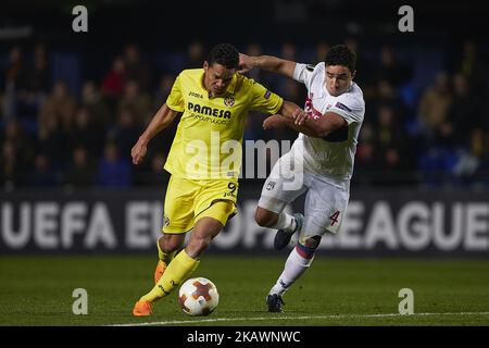 Rafael Da Silva (R) von Olympique Lyonnais kämpft mit Bacca von Villarreal CF während der UEFA Europa League Runde des 32. Zweikampf zwischen Villarreal CF und Olympique Lyonnais im Estadio de la Ceramica am 22. Februar 2018 in Vila-real, Spanien um den Ball (Foto von David Aliaga/NurPhoto) Stockfoto