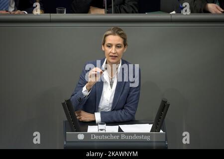 Die Fraktionsvorsitzende der AfD-Partei Alice Weidel hält während der 14. Plenarsitzung im Bundestag am 22. Februar 2018 in Berlin eine Rede. (Foto von Emmanuele Contini/NurPhoto) Stockfoto