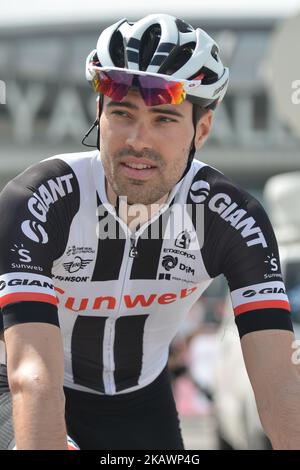 Der niederländische Radfahrer Tom Dumoulin vom Team Sunweb, vor dem Start zur zweiten Etappe, der 154km Yas Island Stage, von Yas Mall nach Yas Beach. Am Donnerstag, den 22. Februar 2018, Vereinigte Arabische Emirate. (Foto von Artur Widak/NurPhoto) Stockfoto