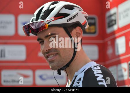 Der niederländische Tom Dumoulin vom Team Sunweb, der vor der dritten Etappe, der 133km Nations Tower Stage, von den Nation Towers gesehen wird und nahe der Großen Flagge endet. Am Freitag, den 23. Februar 2018, in den Nation Towers, Abu Dhabi, Vereinigte Arabische Emirate. (Foto von Artur Widak/NurPhoto) Stockfoto