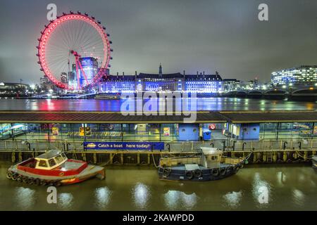 London Eye am 19. Februar 2018 in London, Großbritannien, beleuchtet in rotem Licht, eine riesige Ferris über der Themse. Es war 2000 für die Öffentlichkeit zugänglich und war mit einem Durchmesser von 394 Fuß das höchste Riesenrad der Welt. (Foto von Nicolas Economou/NurPhoto) Stockfoto