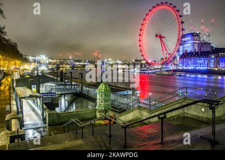 London Eye am 19. Februar 2018 in London, Großbritannien, beleuchtet in rotem Licht, eine riesige Ferris über der Themse. Es war 2000 für die Öffentlichkeit zugänglich und war mit einem Durchmesser von 394 Fuß das höchste Riesenrad der Welt. (Foto von Nicolas Economou/NurPhoto) Stockfoto