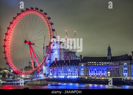 London Eye am 19. Februar 2018 in London, Großbritannien, beleuchtet in rotem Licht, eine riesige Ferris über der Themse. Es war 2000 für die Öffentlichkeit zugänglich und war mit einem Durchmesser von 394 Fuß das höchste Riesenrad der Welt. (Foto von Nicolas Economou/NurPhoto) Stockfoto