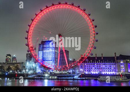 London Eye am 19. Februar 2018 in London, Großbritannien, beleuchtet in rotem Licht, eine riesige Ferris über der Themse. Es war 2000 für die Öffentlichkeit zugänglich und war mit einem Durchmesser von 394 Fuß das höchste Riesenrad der Welt. (Foto von Nicolas Economou/NurPhoto) Stockfoto