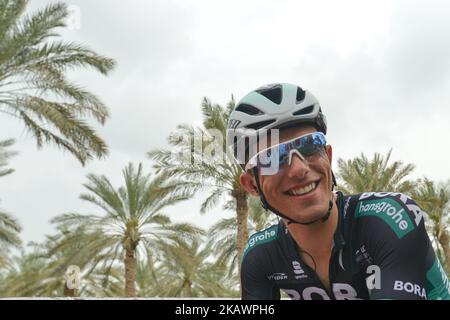 Der polnische Rafal Majka aus Bora - Hansgrohe Team beim Aufwärmen vor der fünften und letzten Etappe der Abu Dhabi Tour 2018, der 199km Abu Dhabi Airports-Etappe von Qasr Al Muwaiji nach Jebel Hafeet. Am Sonntag, den 25. Februar 2018, in Qasr Al Muwaiji, Abu Dhabi, Vereinigte Arabische Emirate. (Foto von Artur Widak/NurPhoto) Stockfoto