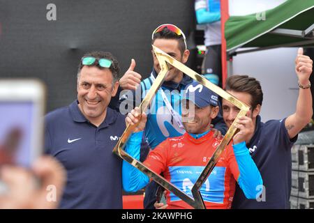 Der Spanier Alejandro Valverde von Movistar posiert für ein Foto mit Mitgliedern des Movistar Teams am Ende der Preisverleihung der Abu Dhabi Tour 2018. Am Sonntag, den 25. Februar 2018, in Qasr Al Muwaiji, Abu Dhabi, Vereinigte Arabische Emirate. (Foto von Artur Widak/NurPhoto) Stockfoto