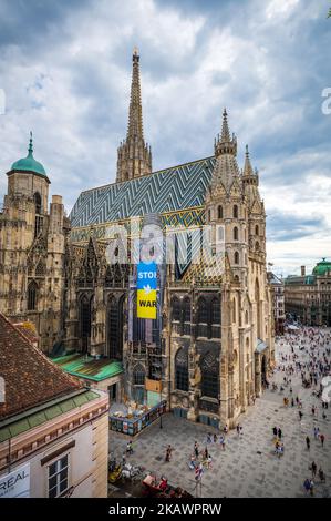 Stephansplatz und Stephansdom in Wien über der Innenstadt und dem Hauptplatz der Stadt. Der beliebteste Treffpunkt und ein Touristenort in Einem Stockfoto