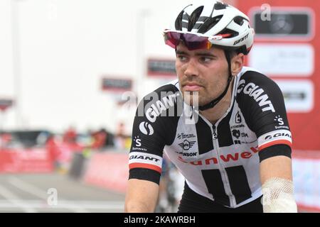 Der enttäuschte niederländische Radfahrer Tom Dumoulin vom Team Sunweb sah, wie er die Ziellinie der fünften und letzten Etappe der Abu Dhabi Tour 2018 überquerte. Am Sonntag, den 25. Februar 2018, in Qasr Al Muwaiji, Abu Dhabi, Vereinigte Arabische Emirate. (Foto von Artur Widak/NurPhoto) Stockfoto