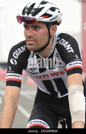 Der enttäuschte niederländische Radfahrer Tom Dumoulin vom Team Sunweb sah, wie er die Ziellinie der fünften und letzten Etappe der Abu Dhabi Tour 2018 überquerte. Am Sonntag, den 25. Februar 2018, in Qasr Al Muwaiji, Abu Dhabi, Vereinigte Arabische Emirate. (Foto von Artur Widak/NurPhoto) Stockfoto