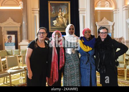 (Links-rechts) Pauline McLynn, Aja Naomi King, Ifrah Ahmed, Martha Canga Antonio und Mary McGuckian, während eines Fotoanrufs, der gerade in Dublin für die Pembridge Pictures- und Umedia-Produktion von ‘A Girl from Mogadishu’ begonnen hat – eine wahre Geschichte, die auf dem Zeugnis von Ifrah Ahmed basiert. Geboren in einem Flüchtlingslager im vom Krieg zerrissenen Somalia, wurde Ifrah als Teenager nach Irland verschleppt. Als sie ihre traumatischen Kindheitserfahrungen mit weiblicher Genitalverstümmelung (FGM/C) bei der Beantragung des Flüchtlingsstatus schildert, war sie erneut traumatisiert und beschloss, ihr Leben der Ausrottung des PR zu widmen Stockfoto