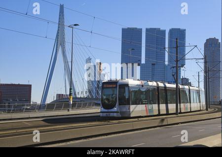 Erasmusbrug oder Erasmus-Brücke in Rotterdam, Niederlande am 25. Februar 2018. Die berühmte Kabelbrücke ist nach Desiderius Erasmus aus Rotterdam benannt. Die Brücke hat einen Spitznamen, genannt 'der Schwan'. Es wurde 1996 in Höhe von 165 Millionen Euro gebaut. Die Gesamtlänge der Brücke beträgt 802 Meter und ist 139m Meter hoch. Es ist die Bascule Brücke ist die größte und schwerste in West-Euroope. Heute ist ein Meilenstein für Rotterdam, die Niederlande und Europa, wo viele Veranstaltungen stattfinden und in vielen Filmen zu sehen sind. (Foto von Nicolas Economou/NurPhoto) Stockfoto