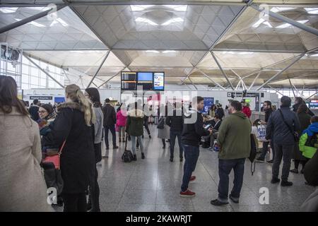 Internationaler Flughafen London Stansted, ein Flughafen mit mehr als 25.000.000 Passagieren im Jahr 2017, der hauptsächlich die Stadt London und den Landkreis Essex bedient. Es ist ein Drehkreuz für Ryanair als Hauptnutzer-Betreiber, easyJet, Jet2.com, Thomas Cook Airlines und TUI Airways. Der Flughafen gehört der Manchester Airports Group. Der Flughafen hat eine wichtige Geschichte, da er 1943 als Flugplatz eröffnet wurde und während des Zweiten Weltkriegs für die RAF genutzt wurde. (Foto von Nicolas Economou/NurPhoto) Stockfoto