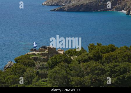Das kleine traditionelle Dorf Chora Sfakion, Sfakia, Chania, südlicher Teil der Insel Kreta, Griechenland. Das kleine traditionelle Dorf Chora Sfakion, Region Sfakia, Chania, südlicher Teil der Insel Kreta, Griechenland. Sfakia ist eine bergige Gegend im Südwesten der Insel Kreta, die zur regionalen Einheit von Chania gehört. Die Dörfer dort sind vor allem im Zweiten Weltkrieg für ihren Widerstand gegen ausländische Besatzung bekannt Heute ist es ein großes touristisches Dorf, mit kristallklarem Wasser Strände und raue bergige Landschaft. (Foto von Nicolas Economou/NurPhoto) Stockfoto