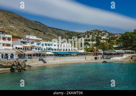 Das kleine traditionelle Dorf Chora Sfakion, Sfakia, Chania, südlicher Teil der Insel Kreta, Griechenland. Das kleine traditionelle Dorf Chora Sfakion, Region Sfakia, Chania, südlicher Teil der Insel Kreta, Griechenland. Sfakia ist eine bergige Gegend im Südwesten der Insel Kreta, die zur regionalen Einheit von Chania gehört. Die Dörfer dort sind vor allem im Zweiten Weltkrieg für ihren Widerstand gegen ausländische Besatzung bekannt Heute ist es ein großes touristisches Dorf, mit kristallklarem Wasser Strände und raue bergige Landschaft. (Foto von Nicolas Economou/NurPhoto) Stockfoto