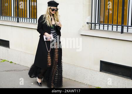 Leonie Sophie Hanne mit Hut, Sonnenbrille und transparentem Kleid ist am 27. Februar 2018 in Paris, Frankreich, außerhalb von Dior zu sehen. (Foto von Nataliya Petrova/NurPhoto) Stockfoto