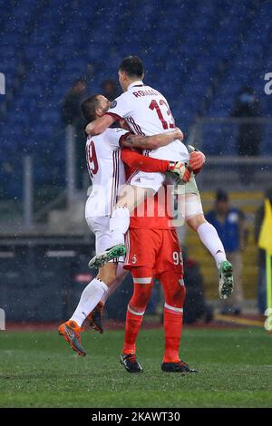 Leonardo Bonucci aus Mailand feiert den Sieg mit Gianluigi Donnarumma aus Mailand und Alessio Romagnoli aus Mailand während des Halbfinalspiels des italienischen Pokals zwischen Latium und AC Mailand im Stadio Olimpico, Rom, Italien am 28. Februar 2018. (Foto von Giuseppe Maffia/NurPhoto) Stockfoto