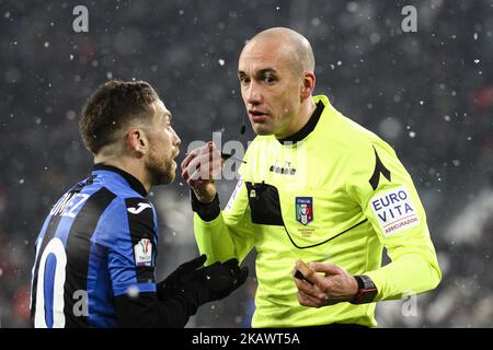 Der Mittelfeldspieler Alejandro Gomez (10) von Atalanta spricht mit Schiedsrichter Michael Fabbri während des Halbfinalspiels JUVENTUS - ATALANTA von Coppa Italia am 28/02/2018 im Allianz-Stadion in Turin, Italien. (Foto von Matteo Bottanelli/NurPhoto) Stockfoto