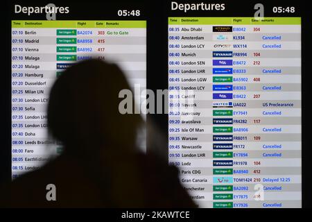 Ein Blick auf die Informationstafel der Abflughalle am Terminal 1 des Dubliner Flughafens, als die „Bestie aus dem Osten“ Irland mit Temperaturen von bis zu -5C und Schneeschauern sowie Frost- und Eisbedingungen getroffen hat. Am Donnerstag, den 1. März 2018, in Dublin, Irland. (Foto von Artur Widak/NurPhoto) Stockfoto