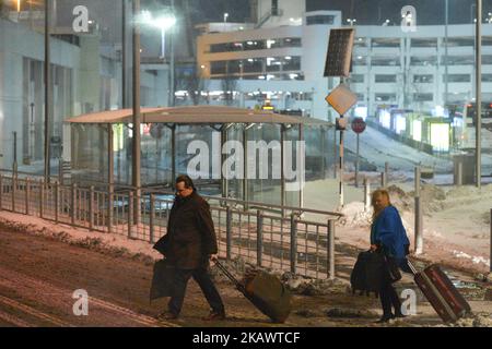 Eine Ansicht der Passagiere, die am Flughafen von Dublin ankommen, als das „Biest aus dem Osten“ Irland mit Temperaturen von bis zu -5C und Schneeschauern sowie Frost und Eisglätte heimgesucht hat. Am Donnerstag, den 1. März 2018, in Dublin, Irland. (Foto von Artur Widak/NurPhoto) Stockfoto