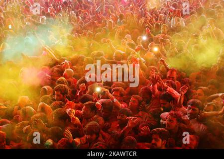 Eifrige Anhänger spielen mit Farben anlässlich der Holi-Festfeier im historischen Govind Dev Ji-Tempel in Jaipur, Rajasthan, Indien, am 01. März 2018. (Foto von Vishal Bhatnagar/NurPhoto) (Foto von Vishal Bhatnagar/NurPhoto) Stockfoto