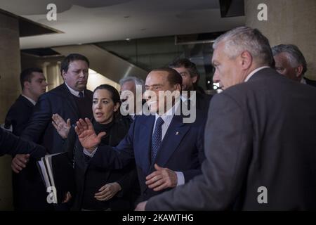 Silvio Berlusconi, Vorsitzender der Mitte-Rechts-Partei Forza Italia (Go Italy), nimmt an einer Medienveranstaltung für Mitte-Rechts-Parteiführer im Vorfeld der Parlamentswahlen im Tempio di Adriano in Rom am 1. März 2018 Teil. Am 04. März 2018 finden in Italien Parlamentswahlen statt. (Foto von Christian Minelli/NurPhoto) Stockfoto