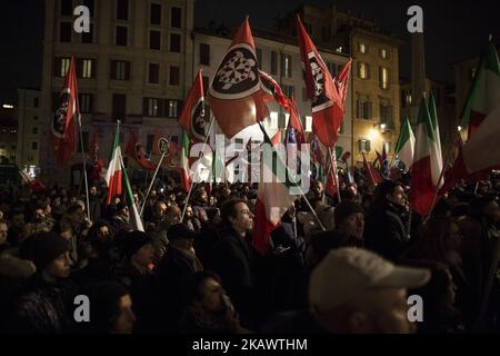 Rechtsextreme Aktivisten der Casapound-Partei halten am Donnerstag, den 1. März 2018, die letzte Wahlkundgebung im Zentrum von Rom, neben dem Pantheon, ab. Am 04. März 2018 finden in Italien Parlamentswahlen statt. (Foto von Christian Minelli/NurPhoto) Stockfoto