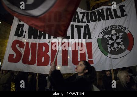 Rechtsextreme Aktivisten der Casapound-Partei halten am Donnerstag, den 1. März 2018, die letzte Wahlkundgebung im Zentrum von Rom, neben dem Pantheon, ab. Am 04. März 2018 finden in Italien Parlamentswahlen statt. (Foto von Christian Minelli/NurPhoto) Stockfoto