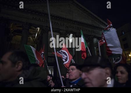 Rechtsextreme Aktivisten der Casapound-Partei halten am Donnerstag, den 1. März 2018, die letzte Wahlkundgebung im Zentrum von Rom, neben dem Pantheon, ab. Am 04. März 2018 finden in Italien Parlamentswahlen statt. (Foto von Christian Minelli/NurPhoto) Stockfoto