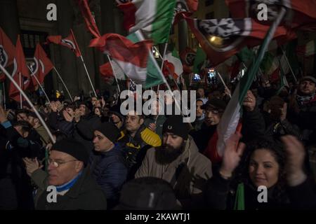 Rechtsextreme Aktivisten der Casapound-Partei halten am Donnerstag, den 1. März 2018, die letzte Wahlkundgebung im Zentrum von Rom, neben dem Pantheon, ab. Am 04. März 2018 finden in Italien Parlamentswahlen statt. (Foto von Christian Minelli/NurPhoto) Stockfoto