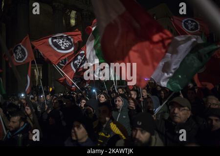 Rechtsextreme Aktivisten der Casapound-Partei halten am Donnerstag, den 1. März 2018, die letzte Wahlkundgebung im Zentrum von Rom, neben dem Pantheon, ab. Am 04. März 2018 finden in Italien Parlamentswahlen statt. (Foto von Christian Minelli/NurPhoto) Stockfoto