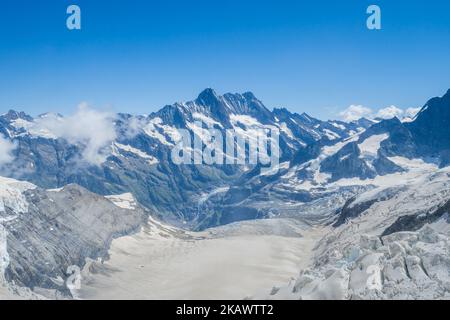 06.07.2022 Grindlwald, Schweiz. Eisige Luft fegt über dein Gesicht, Schnee knirscht unter den Füßen, und das Panorama nimmt dir fast den Atem: Auf einer Seite Stockfoto
