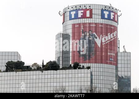 Ein Bild, das am 2.. März 2018 in Boulogne-Billancourt, einem benachbarten Vorort von Paris, aufgenommen wurde, zeigt einen Blick auf den Hauptsitz von TF1 französischen Fernsehgruppen. TF1 betreibt auch einige Nischenkanäle und besitzt den gesamteuropäischen Sportkanal Eurosport und den Nachrichtenkanal LCI. Die Richtung von Canal+ stoppte die Verteilung der freien Kanäle der Gruppe TF1 am Donnerstag, den 1.. März, weil es nicht möglich war, ein Handelsabkommen mit der Gruppe zu schließen. (Foto von Michel Stoupak/NurPhoto) Stockfoto