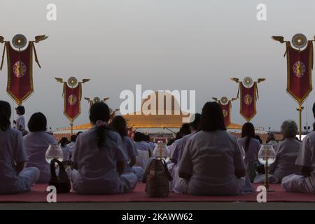 Feier des Makha Bucha Tages im Wat Phra Dhammakaya Tempel in Pathum Thani, Thailand, am 1.. März 2018. Tausende Gläubige nehmen am 1. März 2018 an Zeremonien im buddhistischen Tempel des Wat Phra Dhammaya im futuristischen Stil Teil. (Foto Adryel Talamantes/NurPhoto) Stockfoto