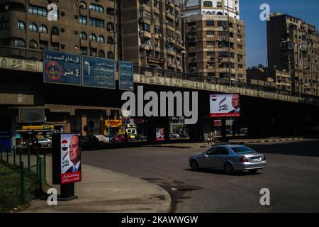 Ein Wahlkampfbanner, das von Anhängern des ägyptischen Präsidenten Abdel Fattah al-Sisi in Kairo, Ägypten, am 02. März 2018 aufgestellt wurde. Ägypten wird zwischen dem 26. Und 28. März 2018 seine Präsidentschaftswahlen abhalten. Der amtierende Präsident Abdel Fattah al-Sisi läuft gegen Moussa Mostafa Moussa, den Chef der Partei el-Ghad. (Foto von Fayed El-Geziry /NurPhoto) Stockfoto