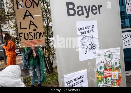 Demonstration vor dem Hauptsitz des Bayer-Unternehmens gegen den Zusammenschluss mit dem Monsanto-Unternehmen in Lyon, Frankreich, am 3. März 2018. (Foto von Nicolas Liponne/NurPhoto) Stockfoto