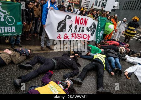Demonstration vor dem Hauptsitz des Bayer-Unternehmens gegen den Zusammenschluss mit dem Monsanto-Unternehmen in Lyon, Frankreich, am 3. März 2018. (Foto von Nicolas Liponne/NurPhoto) Stockfoto