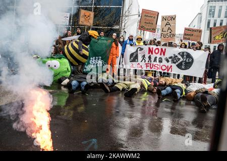 Demonstration vor dem Hauptsitz des Bayer-Unternehmens gegen den Zusammenschluss mit dem Monsanto-Unternehmen in Lyon, Frankreich, am 3. März 2018. (Foto von Nicolas Liponne/NurPhoto) Stockfoto