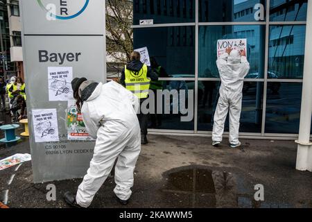 Demonstration vor dem Hauptsitz des Bayer-Unternehmens gegen den Zusammenschluss mit dem Monsanto-Unternehmen in Lyon, Frankreich, am 3. März 2018. (Foto von Nicolas Liponne/NurPhoto) Stockfoto