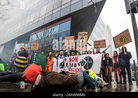 Demonstration vor dem Hauptsitz des Bayer-Unternehmens gegen den Zusammenschluss mit dem Monsanto-Unternehmen in Lyon, Frankreich, am 3. März 2018. (Foto von Nicolas Liponne/NurPhoto) Stockfoto