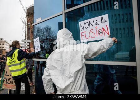 Demonstration vor dem Hauptsitz des Bayer-Unternehmens gegen den Zusammenschluss mit dem Monsanto-Unternehmen in Lyon, Frankreich, am 3. März 2018. (Foto von Nicolas Liponne/NurPhoto) Stockfoto