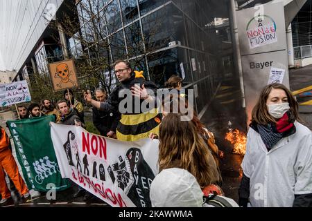 Demonstration vor dem Hauptsitz des Bayer-Unternehmens gegen den Zusammenschluss mit dem Monsanto-Unternehmen in Lyon, Frankreich, am 3. März 2018. (Foto von Nicolas Liponne/NurPhoto) Stockfoto