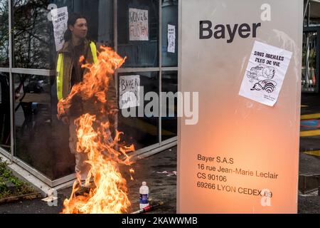 Demonstration vor dem Hauptsitz des Bayer-Unternehmens gegen den Zusammenschluss mit dem Monsanto-Unternehmen in Lyon, Frankreich, am 3. März 2018. (Foto von Nicolas Liponne/NurPhoto) Stockfoto