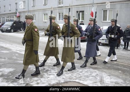 Soldaten werden am 1. März 2018 am ehemaligen Hauptquartier des sowjetischen Innenministeriums NKWD am Nationalfeiertag des Gedenkens an verfluchte Soldaten in Warschau, Polen, gesehen. In den ehemaligen Büros auf der Strzelecka 8 folterte der NKWD polnische Staatsbürger, die während des Zweiten Weltkriegs gegen die Kommunisten kämpften. (Foto von Jaap Arriens/NurPhoto) Stockfoto