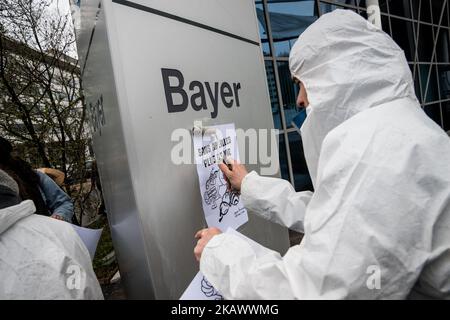 Demonstration vor dem Hauptsitz des Bayer-Unternehmens gegen den Zusammenschluss mit dem Monsanto-Unternehmen in Lyon, Frankreich, am 3. März 2018. (Foto von Nicolas Liponne/NurPhoto) Stockfoto