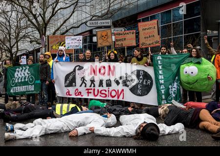 Demonstration vor dem Hauptsitz des Bayer-Unternehmens gegen den Zusammenschluss mit dem Monsanto-Unternehmen in Lyon, Frankreich, am 3. März 2018. (Foto von Nicolas Liponne/NurPhoto) Stockfoto
