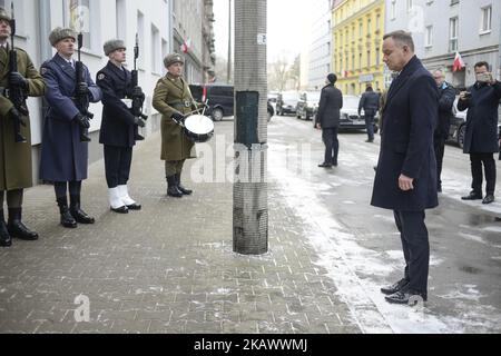 Der polnische Präsident Andrzej Duda trifft am 1. März 2018 in Warschau, Polen, am ehemaligen Hauptquartier des sowjetischen Innenministeriums ein. In den ehemaligen Büros auf der Strzelecka 8 folterte der NKWD polnische Staatsbürger, die während des Zweiten Weltkriegs gegen die Kommunisten kämpften. (Foto von Jaap Arriens/NurPhoto) Stockfoto