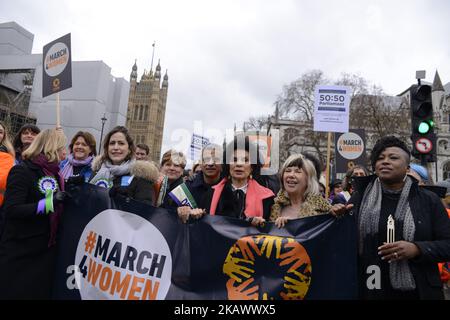 Demonstranten, darunter die Menschenrechtsaktivistin Bianca Jagger (C), marschieren während der Veranstaltung March4Women am 4. März 2018 in London, England, zum Trafalgar Square. Die Demonstranten marschieren heute durch das Zentrum Londons mit Forderungen nach einem Ende der geschlechtsspezifischen Diskriminierung am Arbeitsplatz. Die Veranstaltung feiert den bevorstehenden Internationalen Frauentag am 8.. März und markiert 100 Jahre, seit die ersten Frauen im Vereinigten Königreich das Wahlrecht erhalten haben. (Foto von Alberto Pezzali/NurPhoto) Stockfoto