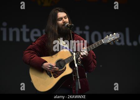 James Johnston von der schottischen Rockband Biffy Clyro tritt am 4. März 2018 auf der Bühne des March4Women in London auf. Demonstranten marschieren durch das Zentrum von London mit Forderungen nach einem Ende der geschlechtsspezifischen Diskriminierung am Arbeitsplatz. Die Veranstaltung feiert den bevorstehenden Internationalen Frauentag am 8.. März und markiert 100 Jahre, seit die ersten Frauen im Vereinigten Königreich das Wahlrecht erhalten haben. (Foto von Alberto Pezzali/NurPhoto) Stockfoto