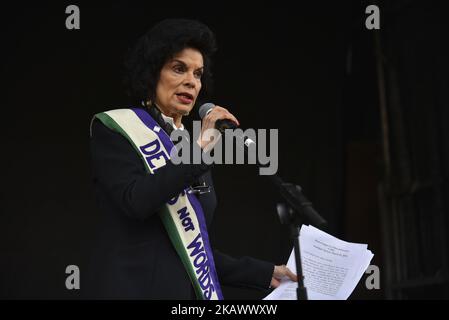 Bianca Jagger spricht während der Veranstaltung March4Women in London am 4. März 2018. Die Demonstranten marschieren heute durch das Zentrum Londons mit Forderungen nach einem Ende der geschlechtsspezifischen Diskriminierung am Arbeitsplatz. Die Veranstaltung feiert den bevorstehenden Internationalen Frauentag am 8.. März und markiert 100 Jahre, seit die ersten Frauen im Vereinigten Königreich das Wahlrecht erhalten haben. (Foto von Alberto Pezzali/NurPhoto) Stockfoto